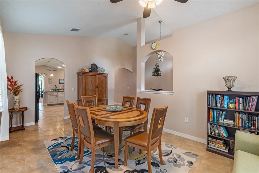 Activo con contrato: $409,900 (3 camas, 2 baños, 2092 Pies cuadrados)