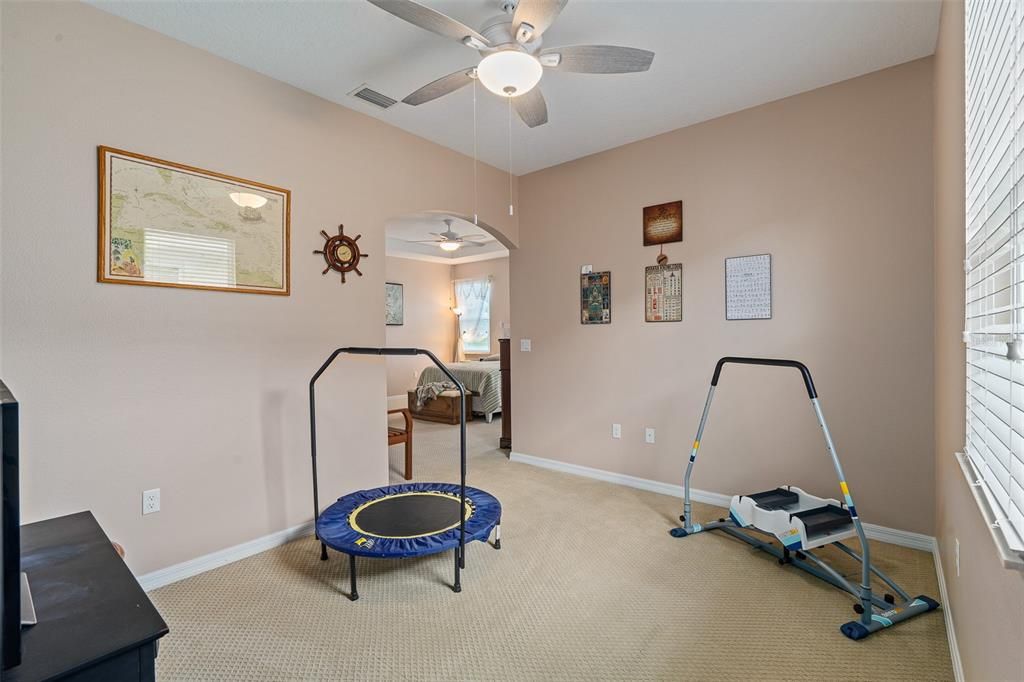 Activo con contrato: $409,900 (3 camas, 2 baños, 2092 Pies cuadrados)