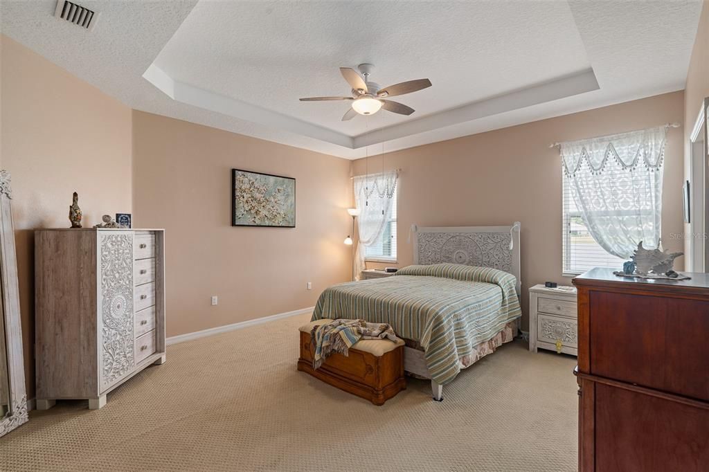 Activo con contrato: $409,900 (3 camas, 2 baños, 2092 Pies cuadrados)