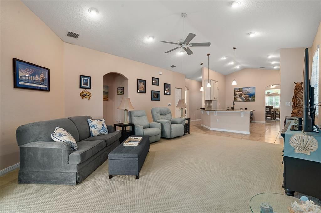 Activo con contrato: $409,900 (3 camas, 2 baños, 2092 Pies cuadrados)