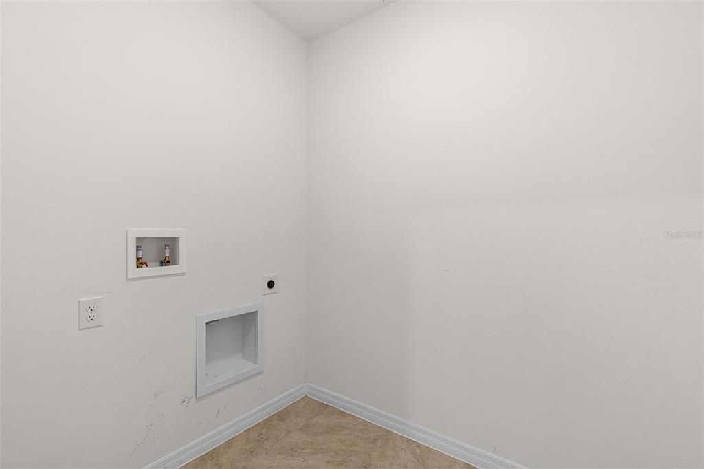 For Sale: $375,000 (5 beds, 3 baths, 2696 Square Feet)