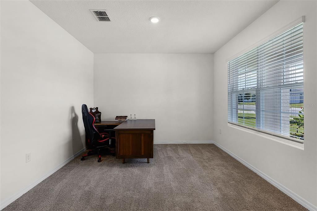 For Sale: $375,000 (5 beds, 3 baths, 2696 Square Feet)