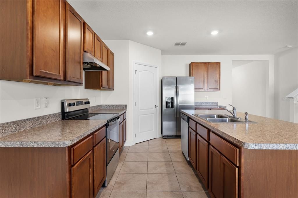 For Sale: $375,000 (5 beds, 3 baths, 2696 Square Feet)