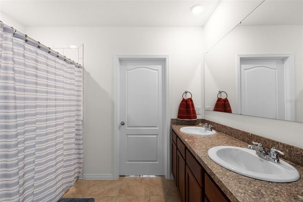 For Sale: $375,000 (5 beds, 3 baths, 2696 Square Feet)