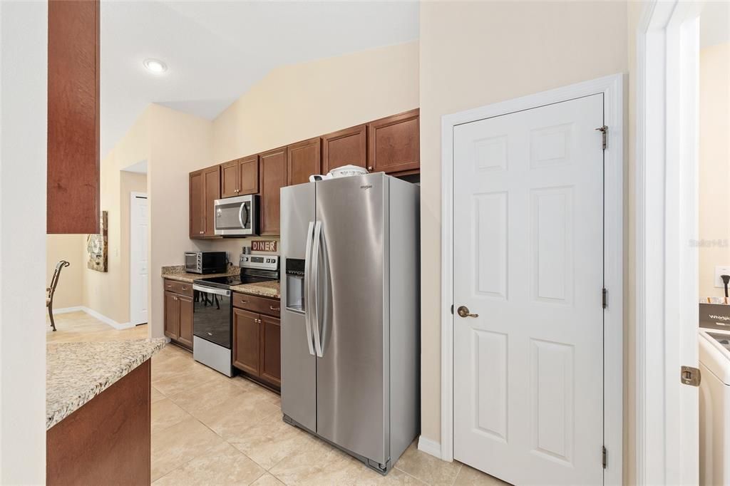 合同活跃: $330,000 (3 贝兹, 2 浴室, 1773 平方英尺)