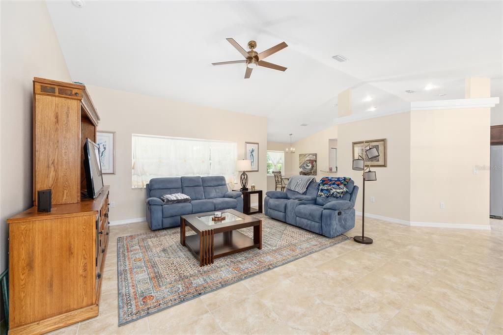 合同活跃: $330,000 (3 贝兹, 2 浴室, 1773 平方英尺)