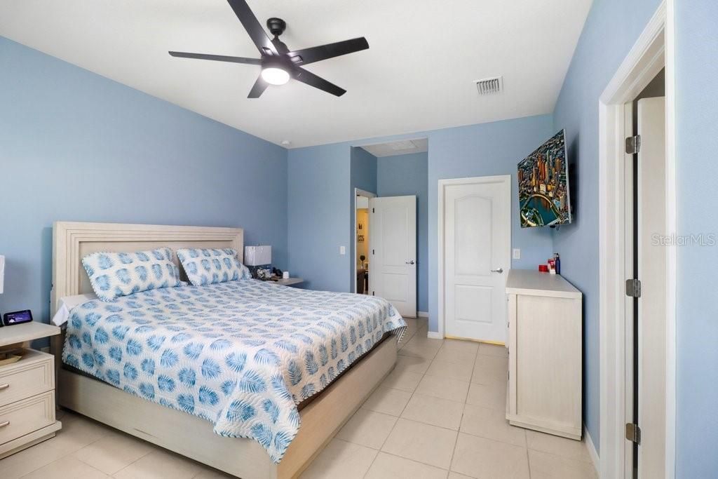 Activo con contrato: $549,900 (4 camas, 2 baños, 2484 Pies cuadrados)