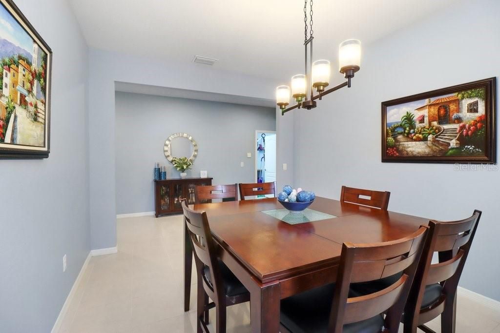 Activo con contrato: $549,900 (4 camas, 2 baños, 2484 Pies cuadrados)