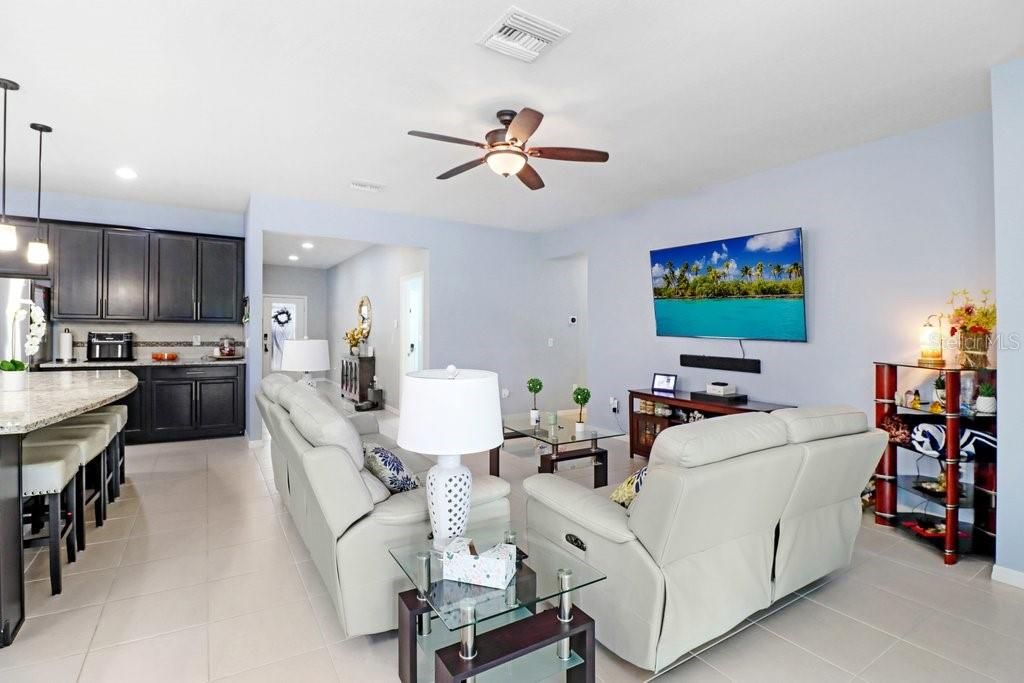 Activo con contrato: $549,900 (4 camas, 2 baños, 2484 Pies cuadrados)