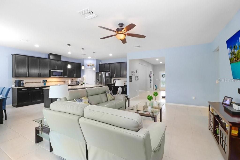 Activo con contrato: $549,900 (4 camas, 2 baños, 2484 Pies cuadrados)