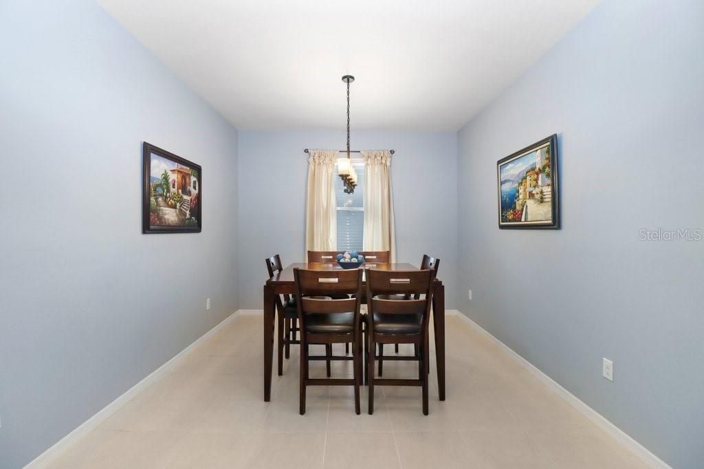 Activo con contrato: $549,900 (4 camas, 2 baños, 2484 Pies cuadrados)