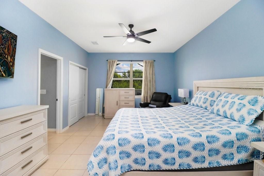 Activo con contrato: $549,900 (4 camas, 2 baños, 2484 Pies cuadrados)