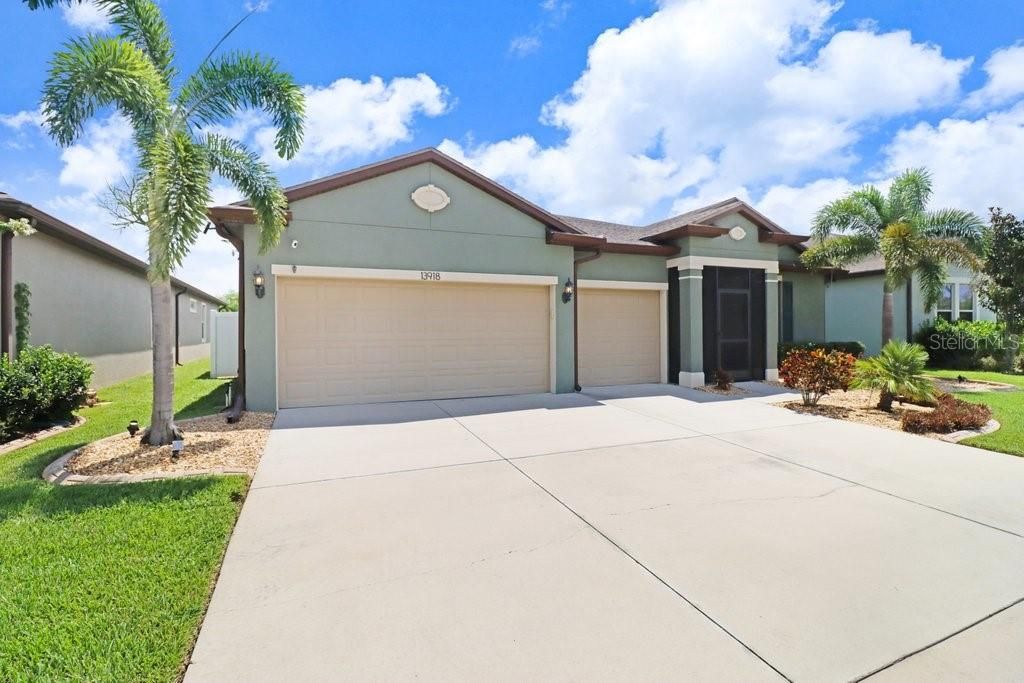 Activo con contrato: $549,900 (4 camas, 2 baños, 2484 Pies cuadrados)