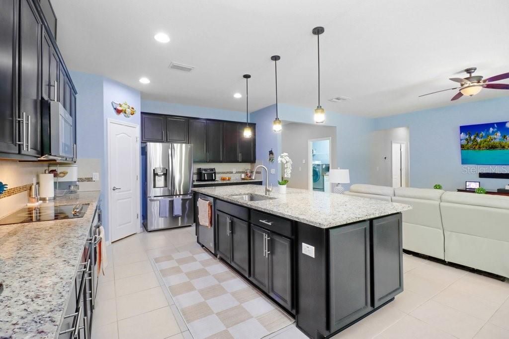 Activo con contrato: $549,900 (4 camas, 2 baños, 2484 Pies cuadrados)