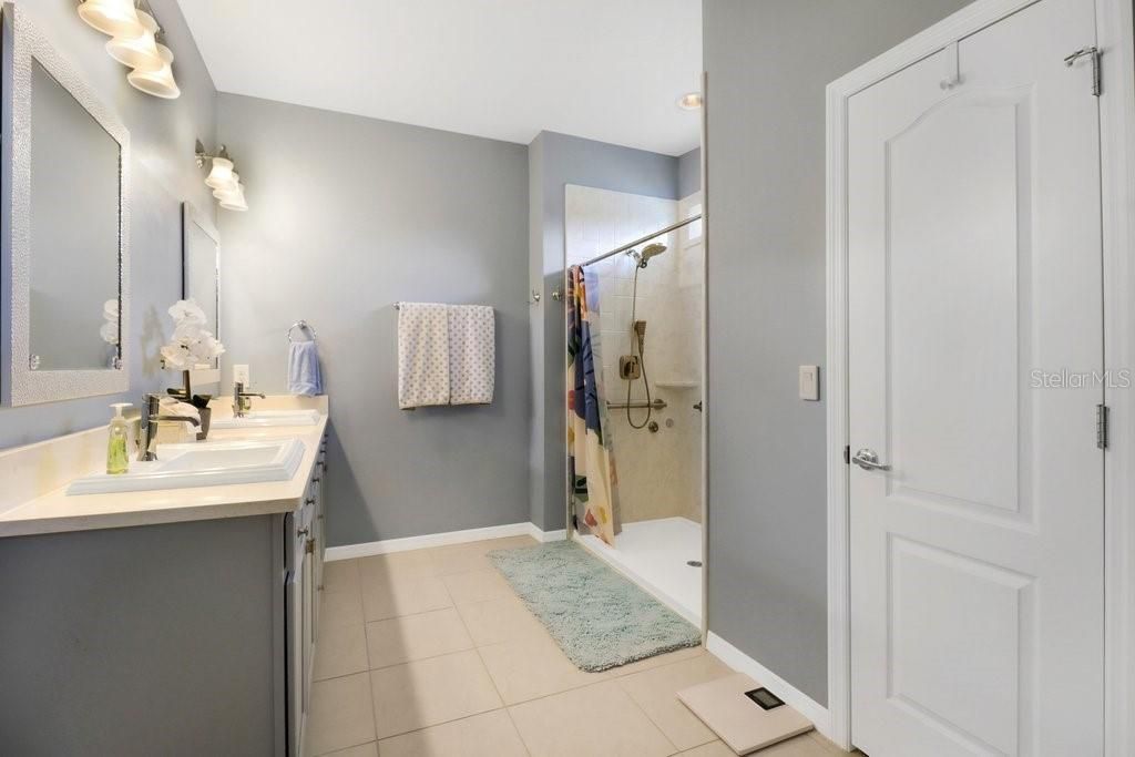 Activo con contrato: $549,900 (4 camas, 2 baños, 2484 Pies cuadrados)