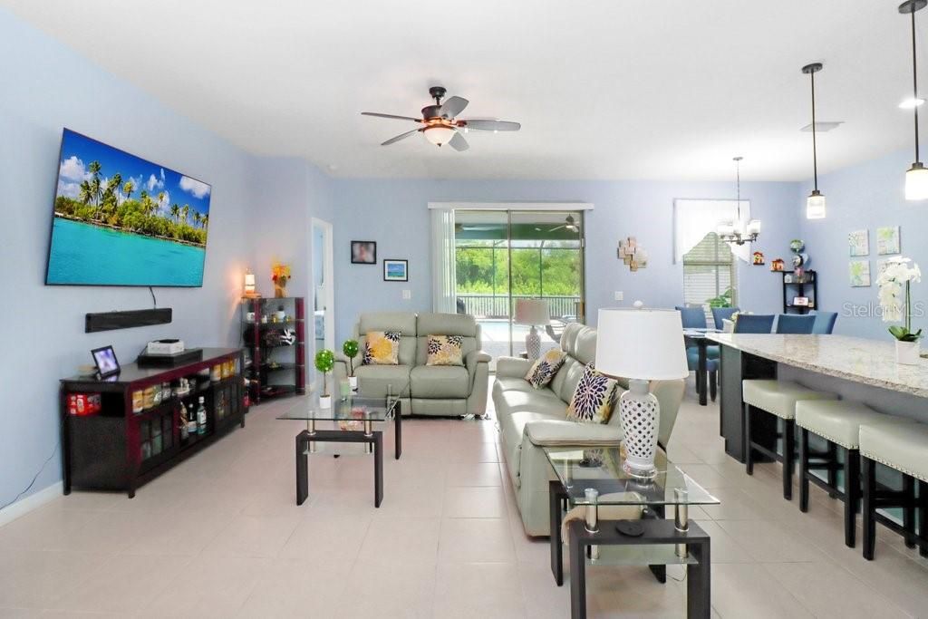 Activo con contrato: $549,900 (4 camas, 2 baños, 2484 Pies cuadrados)