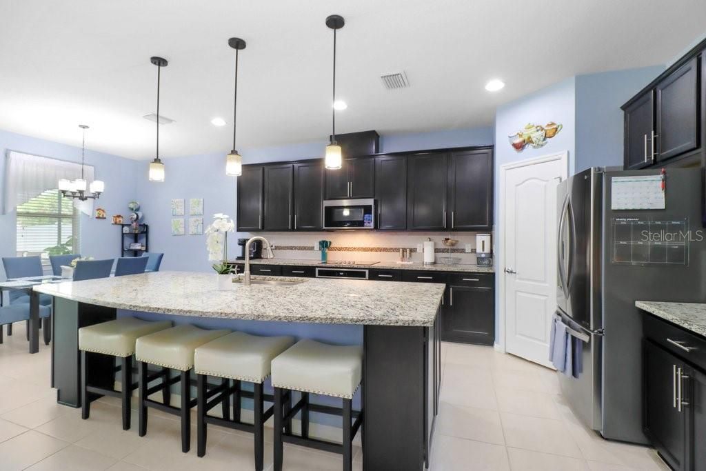 Activo con contrato: $549,900 (4 camas, 2 baños, 2484 Pies cuadrados)