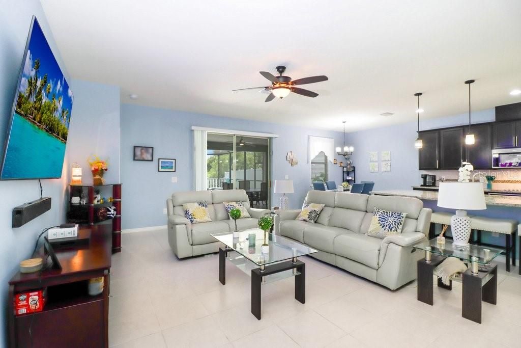 Activo con contrato: $549,900 (4 camas, 2 baños, 2484 Pies cuadrados)