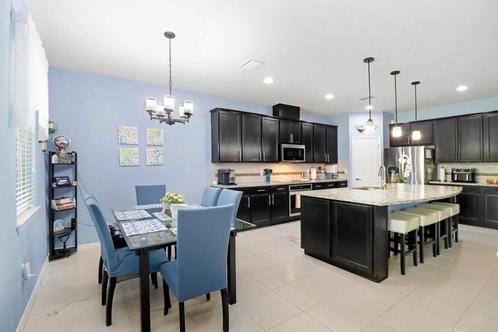 Activo con contrato: $549,900 (4 camas, 2 baños, 2484 Pies cuadrados)