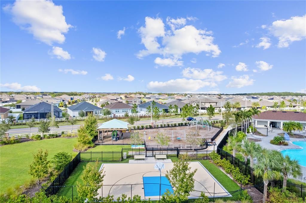 Activo con contrato: $549,900 (4 camas, 2 baños, 2484 Pies cuadrados)