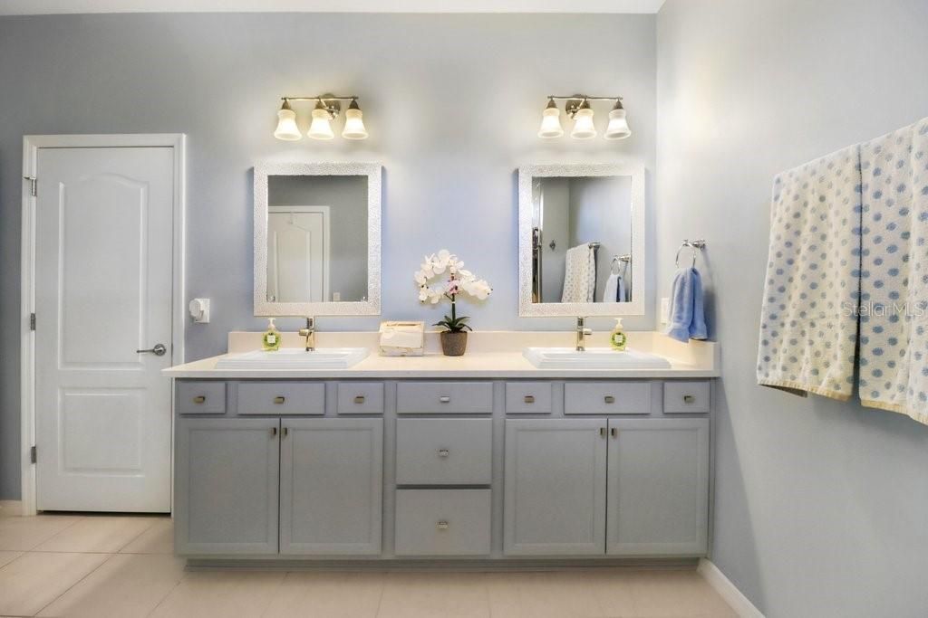 Activo con contrato: $549,900 (4 camas, 2 baños, 2484 Pies cuadrados)