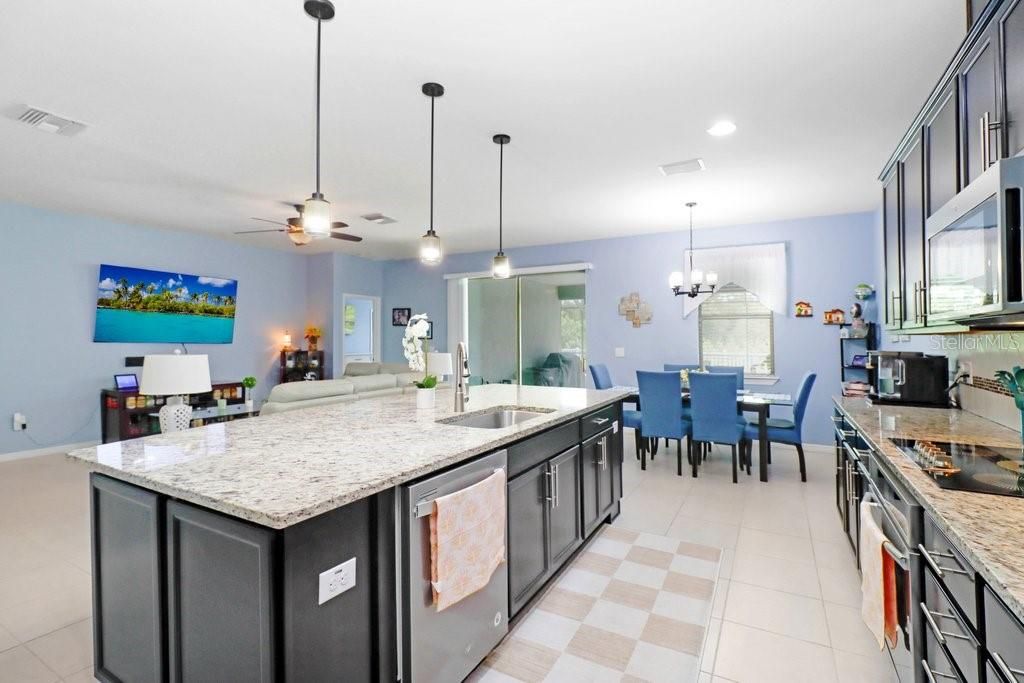 Activo con contrato: $549,900 (4 camas, 2 baños, 2484 Pies cuadrados)