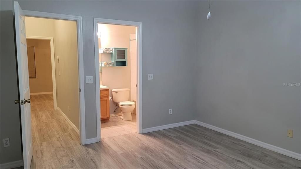 合同活跃: $1,975 (2 贝兹, 2 浴室, 1080 平方英尺)