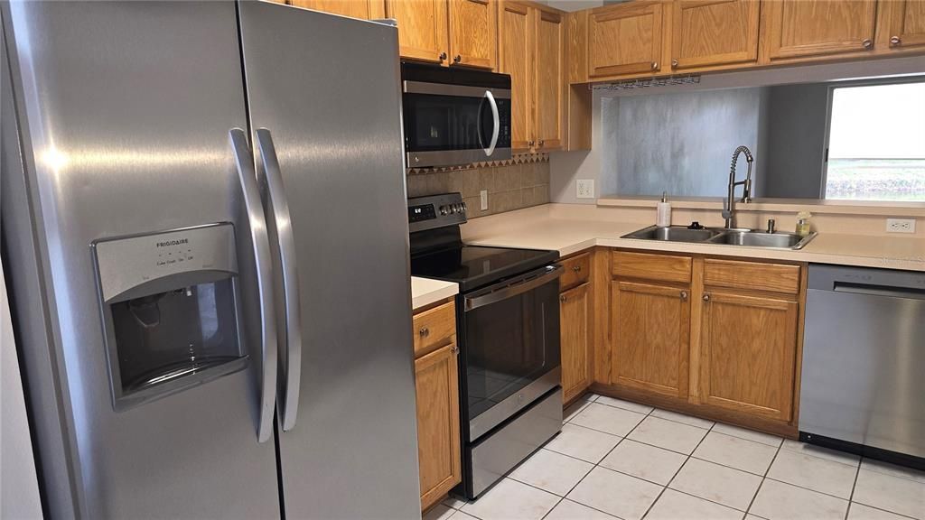 合同活跃: $1,975 (2 贝兹, 2 浴室, 1080 平方英尺)