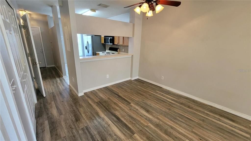 合同活跃: $1,975 (2 贝兹, 2 浴室, 1080 平方英尺)