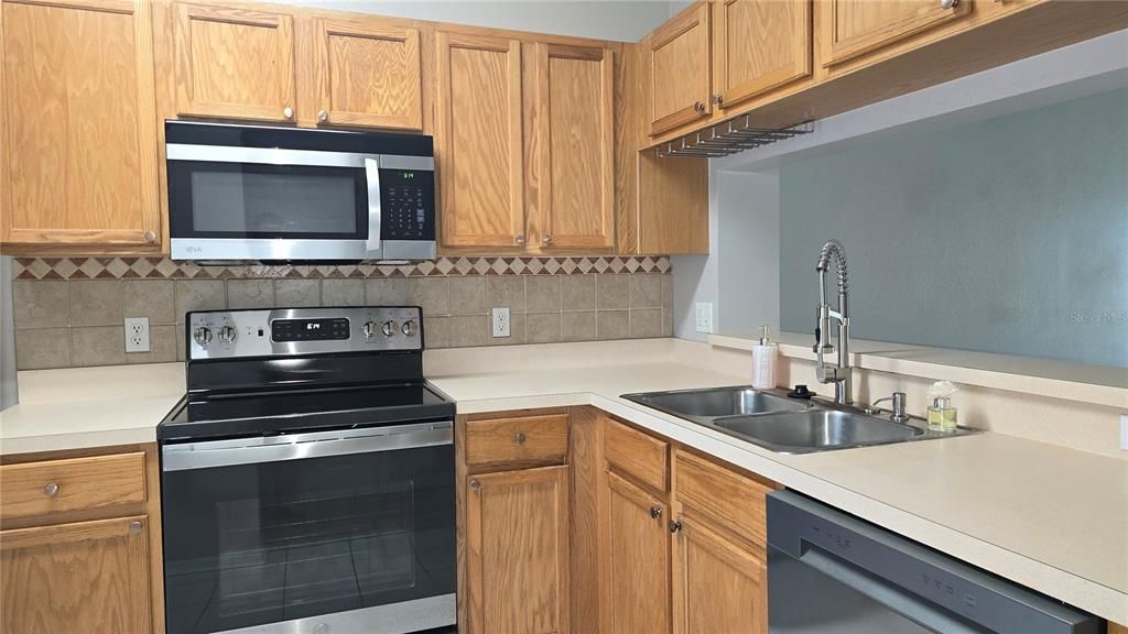 合同活跃: $1,975 (2 贝兹, 2 浴室, 1080 平方英尺)