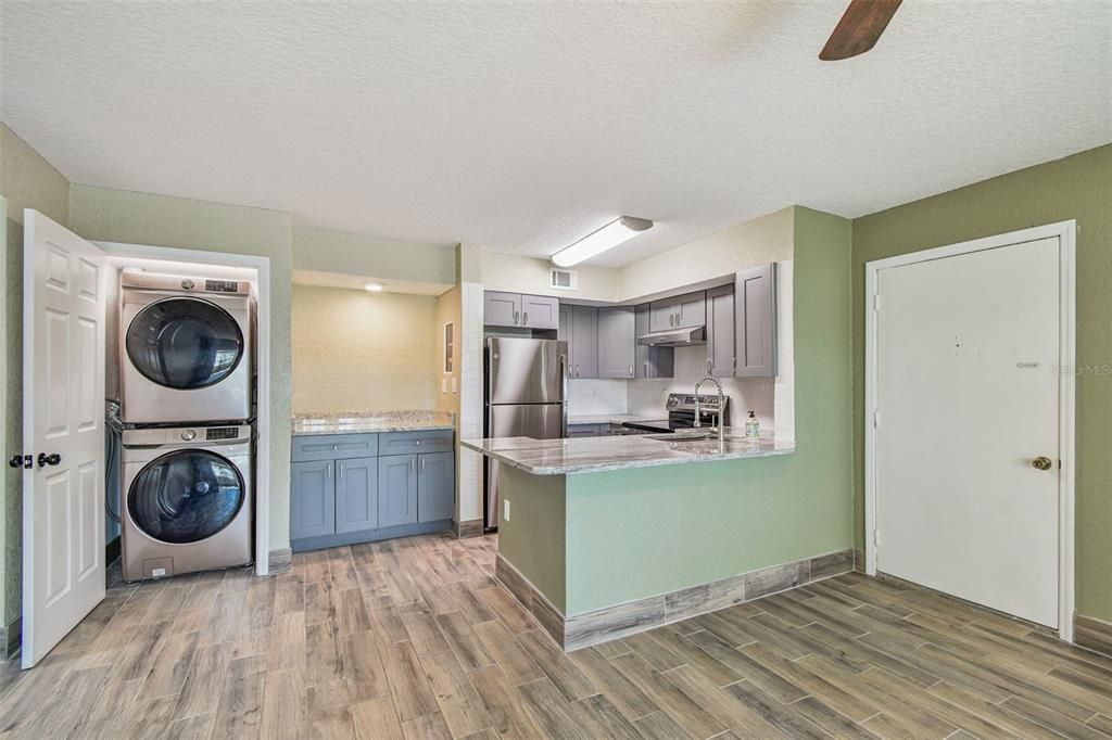 合同活跃: $120,000 (2 贝兹, 2 浴室, 1088 平方英尺)