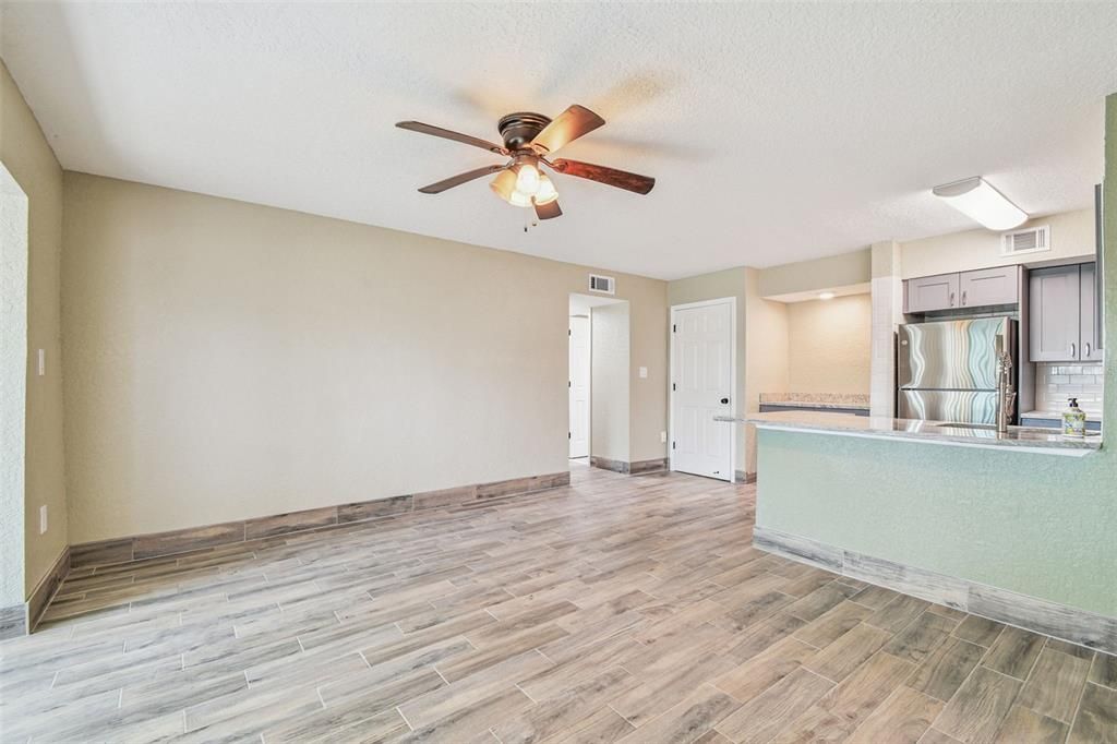 合同活跃: $120,000 (2 贝兹, 2 浴室, 1088 平方英尺)