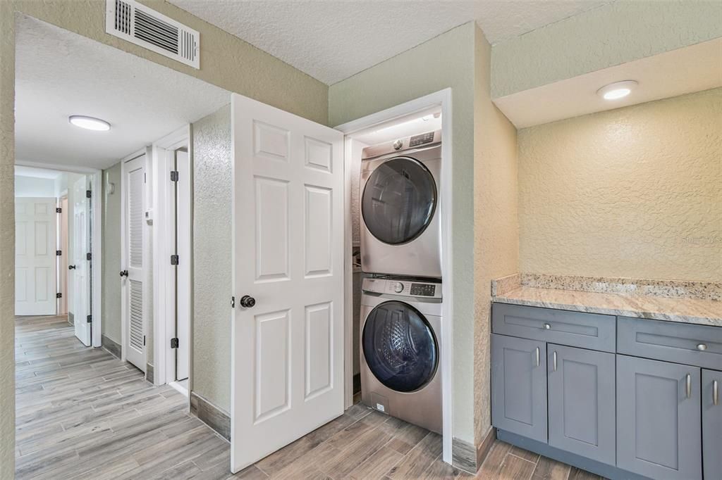 合同活跃: $120,000 (2 贝兹, 2 浴室, 1088 平方英尺)