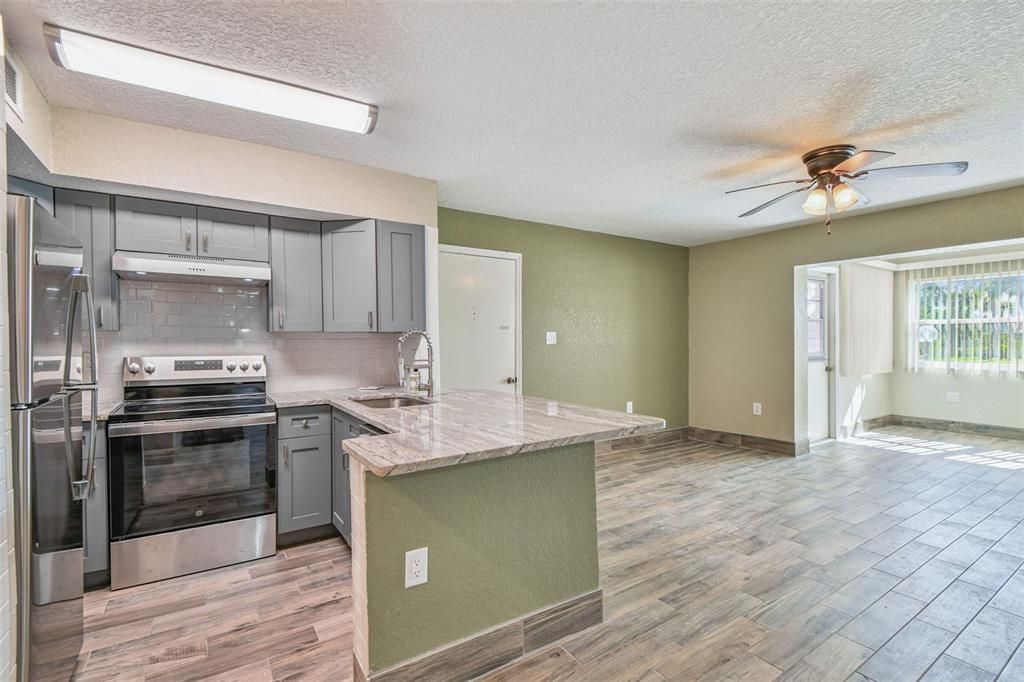 合同活跃: $120,000 (2 贝兹, 2 浴室, 1088 平方英尺)