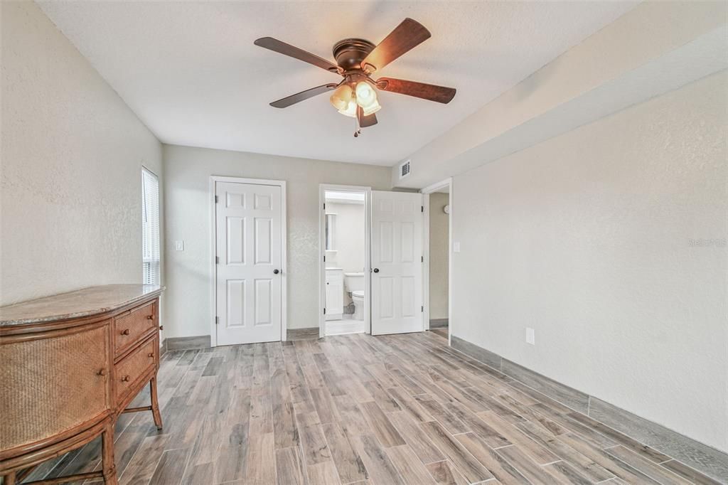 合同活跃: $120,000 (2 贝兹, 2 浴室, 1088 平方英尺)