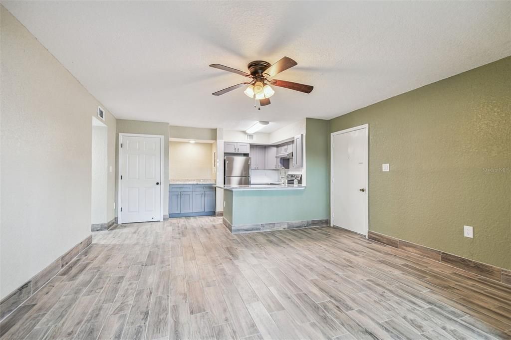 合同活跃: $120,000 (2 贝兹, 2 浴室, 1088 平方英尺)