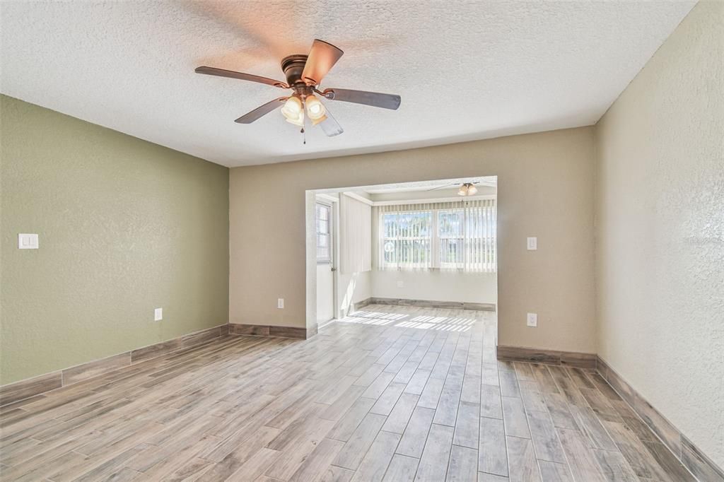 合同活跃: $120,000 (2 贝兹, 2 浴室, 1088 平方英尺)