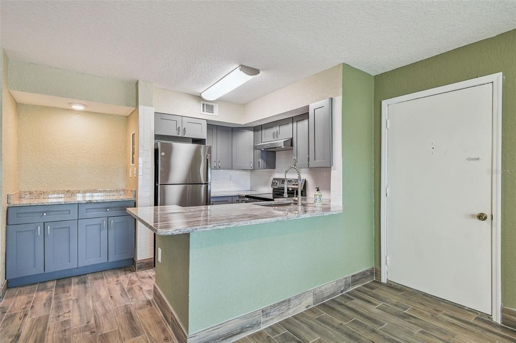 合同活跃: $120,000 (2 贝兹, 2 浴室, 1088 平方英尺)