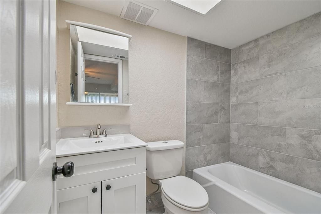 合同活跃: $120,000 (2 贝兹, 2 浴室, 1088 平方英尺)