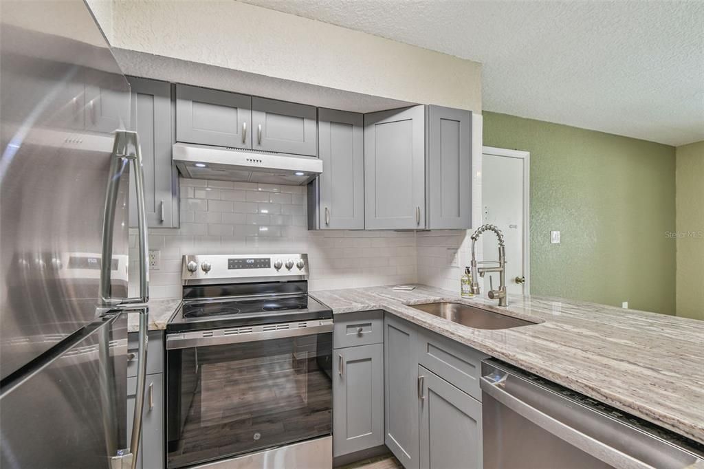 合同活跃: $120,000 (2 贝兹, 2 浴室, 1088 平方英尺)