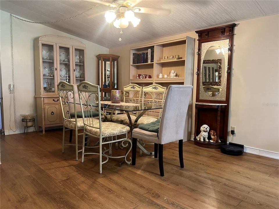 Под контрактом: $110,000 (3 спален, 2 ванн, 1581 Квадратных фут)