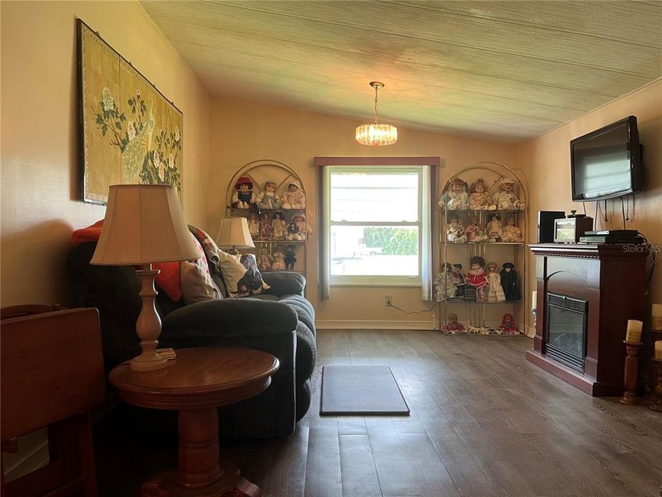 Под контрактом: $110,000 (3 спален, 2 ванн, 1581 Квадратных фут)