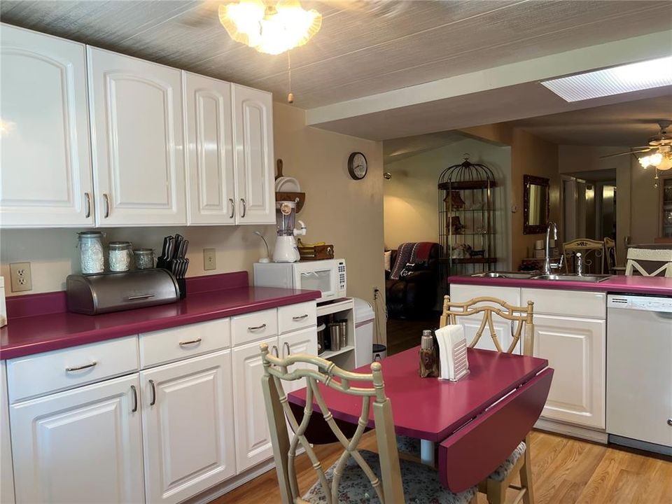 Под контрактом: $110,000 (3 спален, 2 ванн, 1581 Квадратных фут)