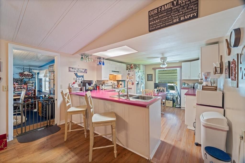 Под контрактом: $110,000 (3 спален, 2 ванн, 1581 Квадратных фут)