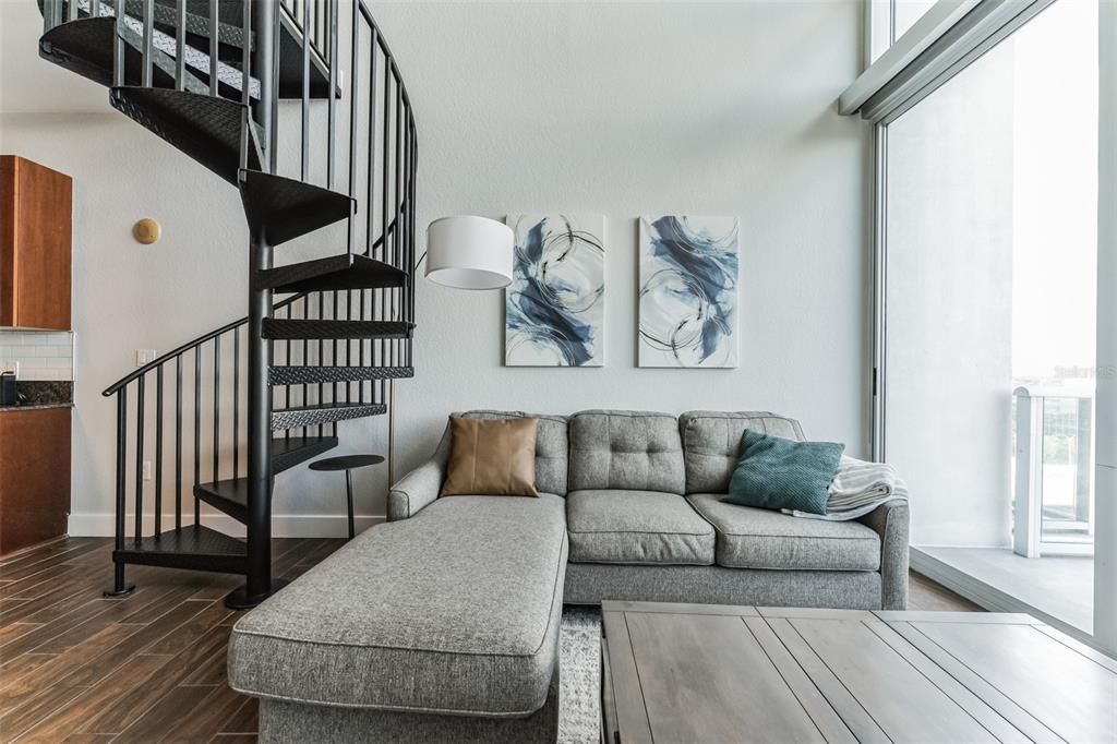 For Sale: $335,000 (1 beds, 1 baths, 966 Square Feet)