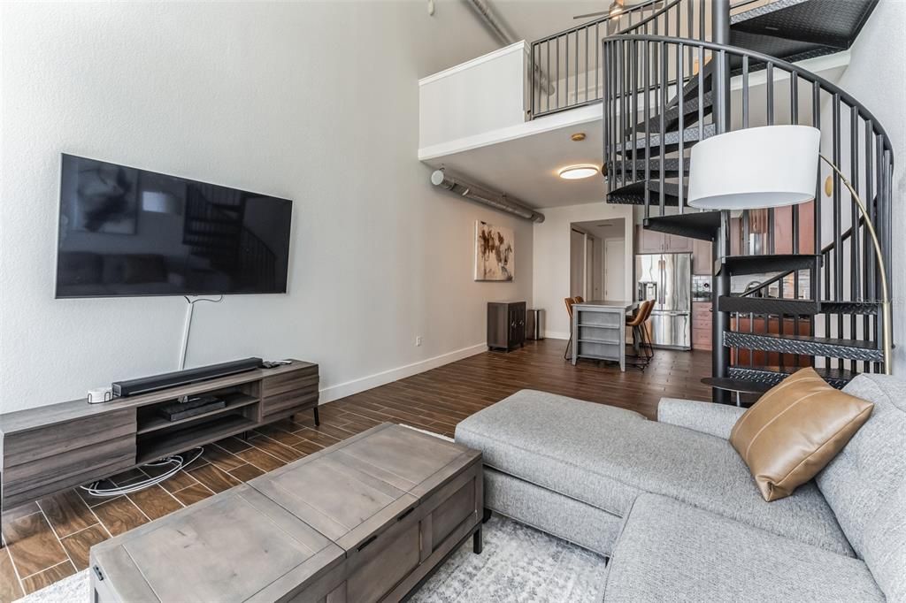 For Sale: $335,000 (1 beds, 1 baths, 966 Square Feet)