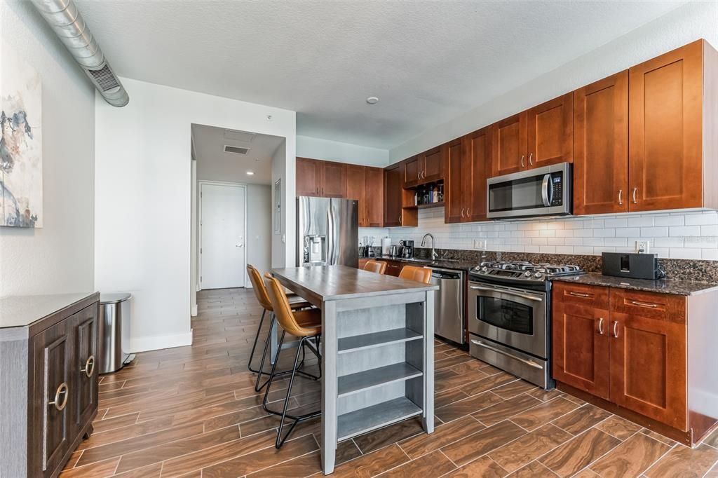 For Sale: $335,000 (1 beds, 1 baths, 966 Square Feet)