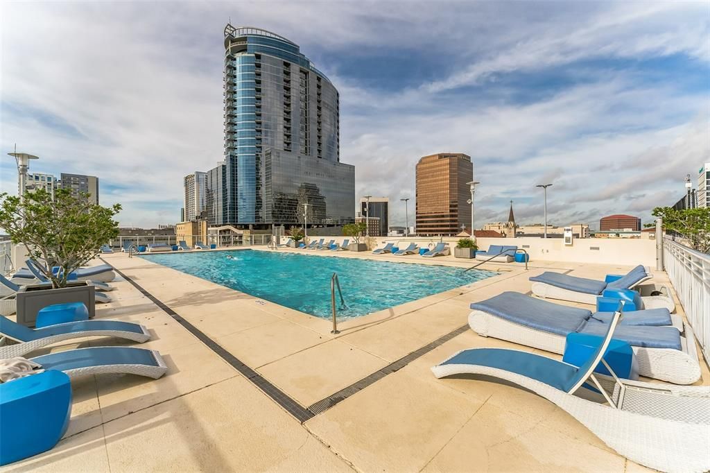 For Sale: $335,000 (1 beds, 1 baths, 966 Square Feet)