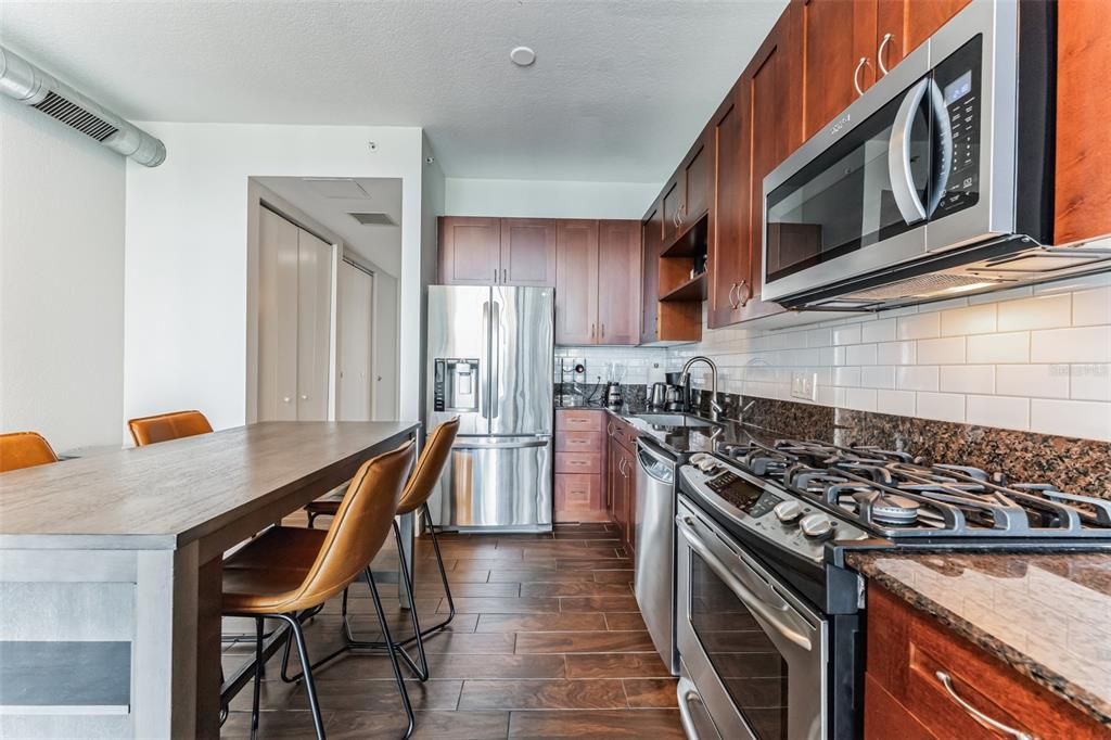 For Sale: $335,000 (1 beds, 1 baths, 966 Square Feet)