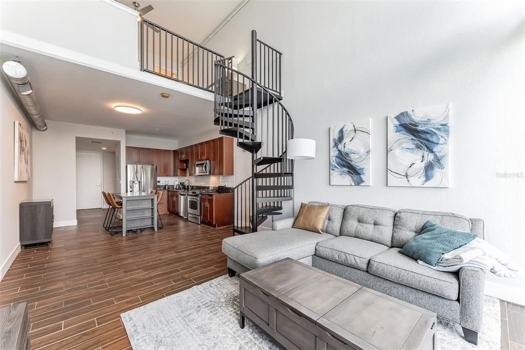 For Sale: $335,000 (1 beds, 1 baths, 966 Square Feet)